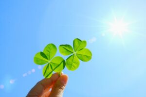 開運イメージの太陽の光と四つ葉のクローバー
